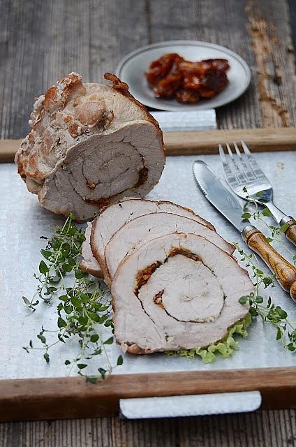 Rolada ze schabu z suszonymi pomidorami czosnkiem i tymiankiem