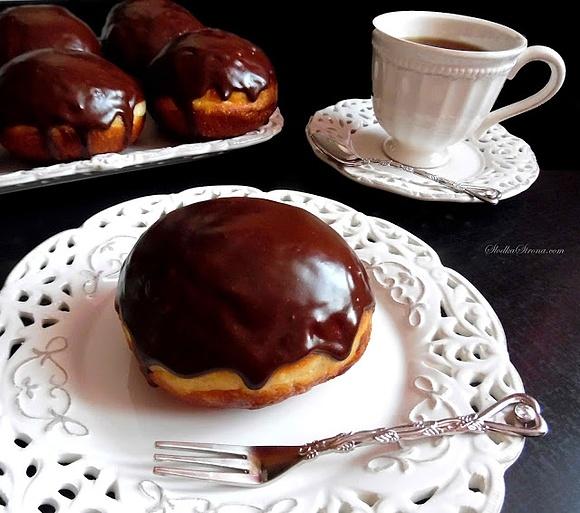 Domowe pączki z czekoladą i kremem budyniowym