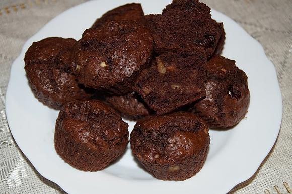 Czekoladowe muffinki z jabłkami i żurawinami