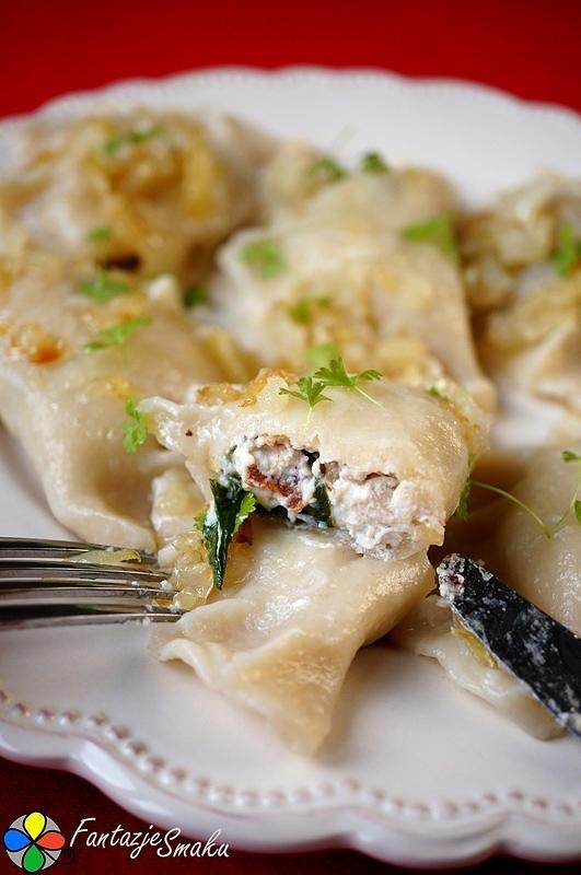 Pierogi ze szpinakiem ricottą suszonymi pomidorami żurawiną i orzechami włoskimi