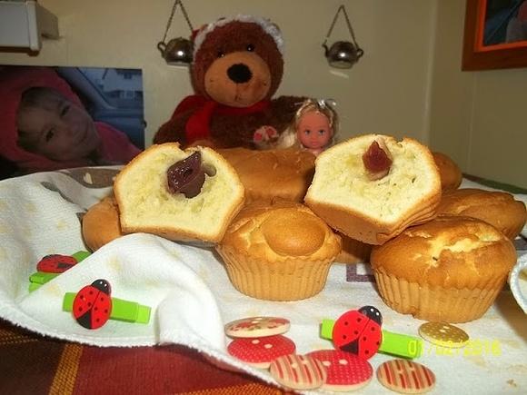 Muffinki z czereśnią i owocami z syropu