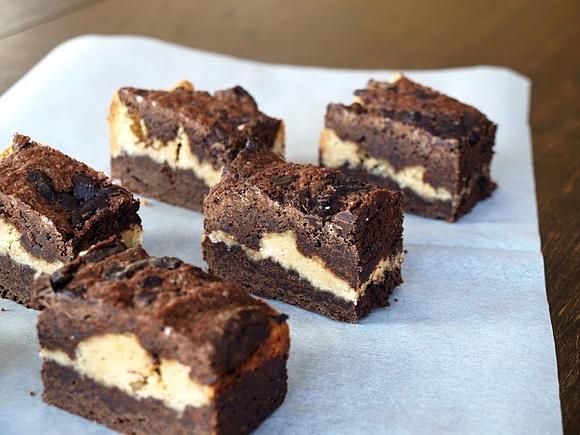 Brownies z gorzką czekoladą i masłem orzechowym