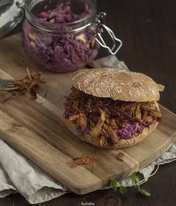 Pulled pork z pełnoziarnistą ciabattą i surówką z kapusty marchewki pora