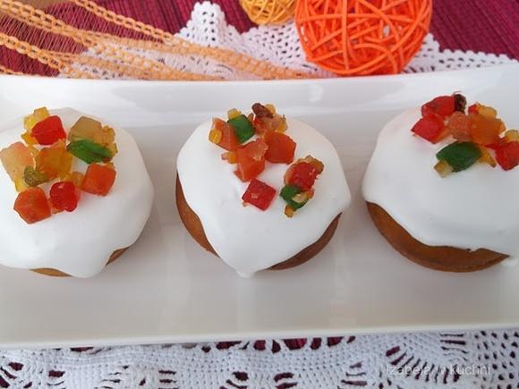 Pączki z lukrem i kandyzowanymi owocami
