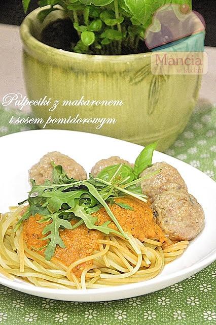 Makaron z klopsami i sosem pomidorowym