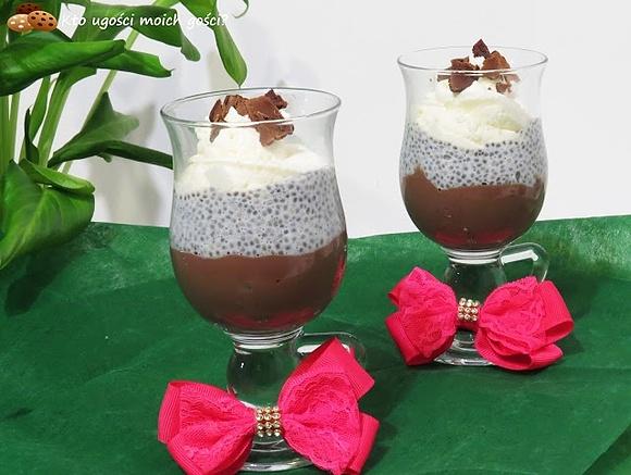 Pudding czekoladowy z likierem, chia i bitą śmietaną