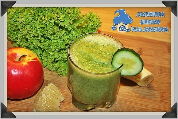 Zielony koktajl z sałaty, bananów, pomelo, ogórka i jabłuszka