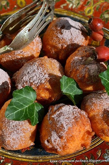 Pączki z cukrem pudrem i kakao