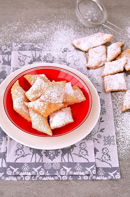 Cenci toskańskie faworki – kruche i chrupiące ciasteczka z winem i skórką pomarańczową