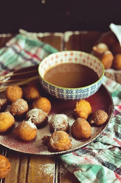 Mini ricotta pączki z czekoladowym sosem ajerkoniakowym