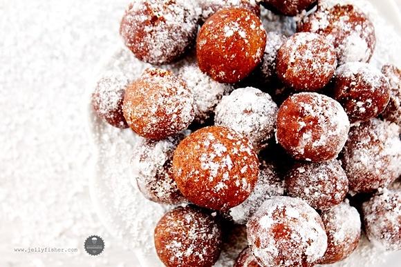 Bezglutenowe mini pączki jaglano-kukurydziano-serowe
