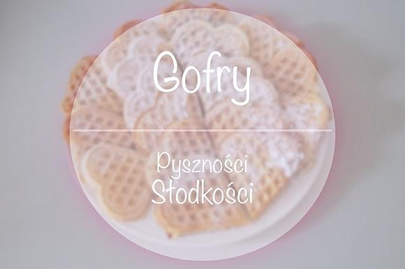 Gofry na deser z owocami i bitą śmietaną