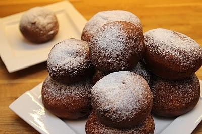 Tradycyjne pączki z powidłami