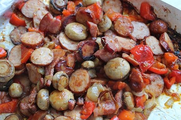 Nieszaszłykowe szaszłyki z pieczarkami, cebulą, kiełbasą i papryką