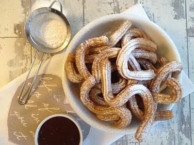 Churros hiszpańskie smażone ciastka z czekoladą