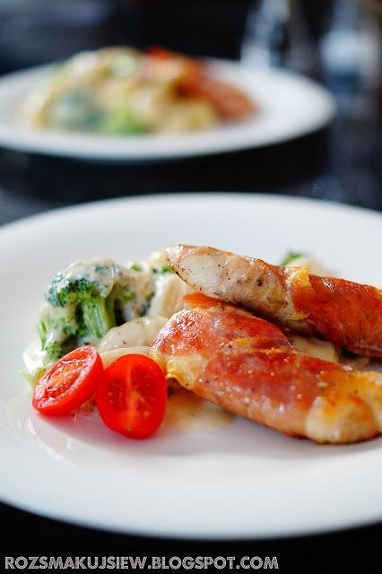 Polędwiczki z kurczaka w szynce parmeńskiej z sosem gorgonzola