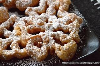 Rozetki - smażone ciastka z cukrem pudrem