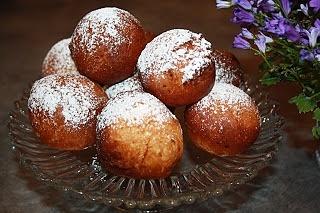 Drożdżowe pączki twarogowe