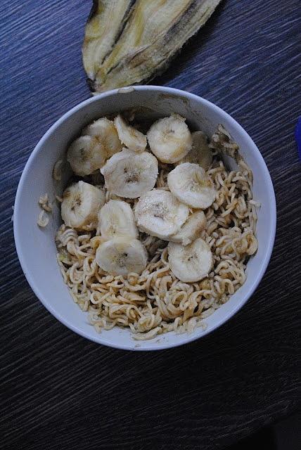 Słodkie spaghetti z bananem, awokado i masłem orzechowym