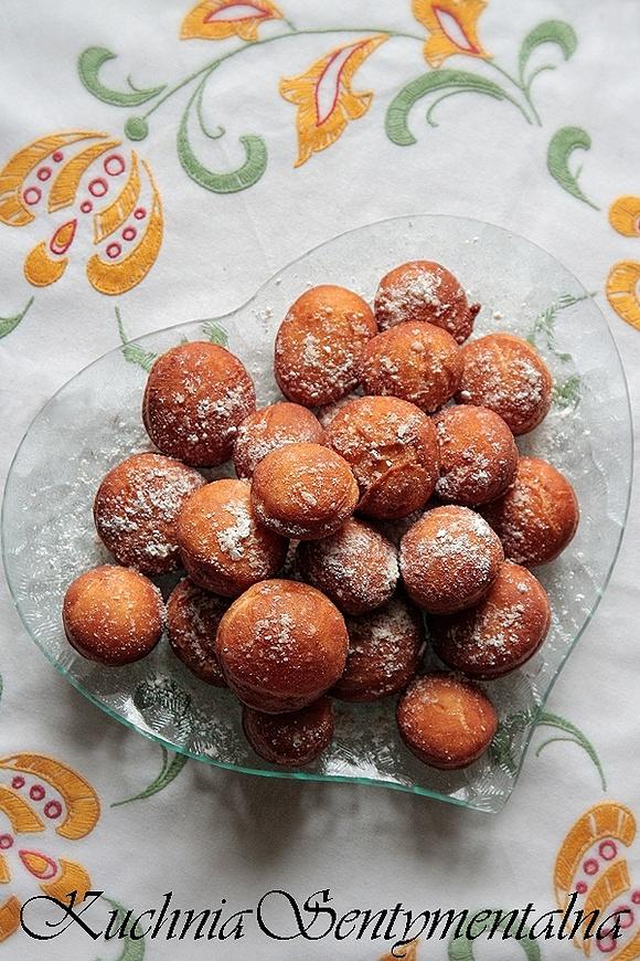Pączki z cukrem pudrem - prosty przepis na tłusty czwartek