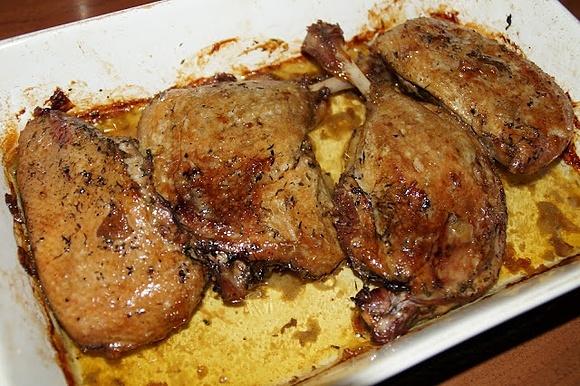 Confit z kaczki pieczony wolno w niskiej temperaturze