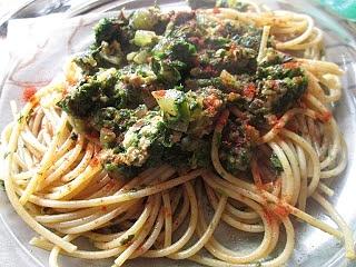 Spaghetti ze szpinakiem i mięsem mielonym pełnoziarniste