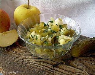 Sałatka z kiszonych ogórków i jabłka