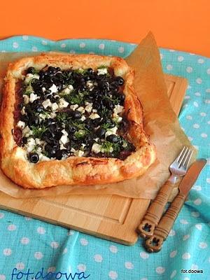 Tarta z czerwoną cebulą i fetą