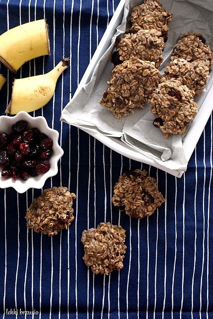 Owsiane ciastka bez mąki cukru i jajek z bananem i żurawiną