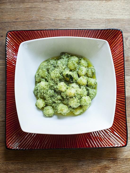 Gnocchi w zielonym kremie z natki i awokado