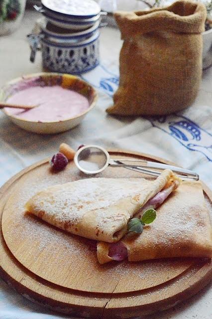 Śniadaniowe naleśniki z malinami, mascarpone i masłem orzechowym