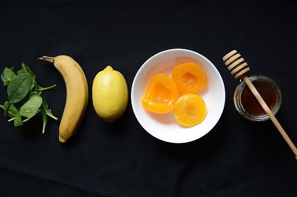 Owocowy zielony koktajl z szpinakiem, miodem i bananem