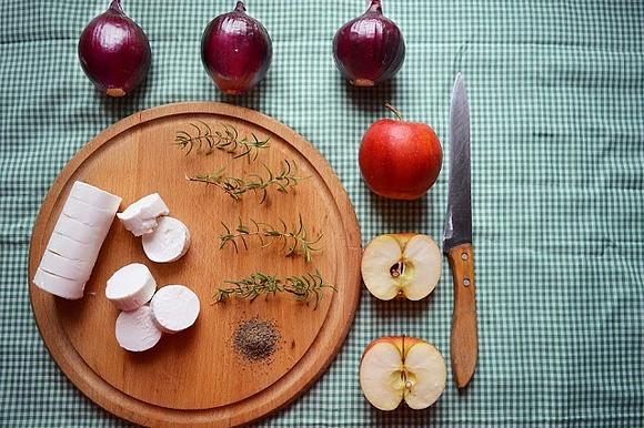 Orkiszowa tarte flambée z kozim serem