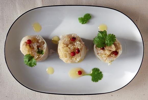 Spring rolls z quinoą i śledziem w oleju rzepakowym
