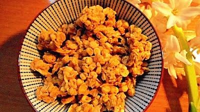 Granola na śniadanie z orzechami i kokosem