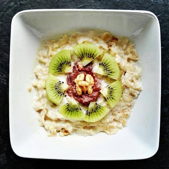 Owsianka z kremem czekoladowym i kiwi na śniadanie
