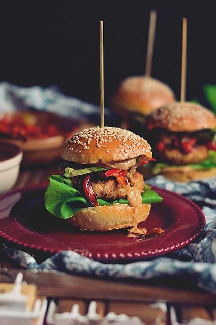 Burgery azjatyckie z tajskim sosem orzechowym
