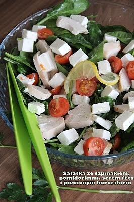 Sałatka ze szpinakiem, pomidorkami i serem feta z pieczonym kurczakiem