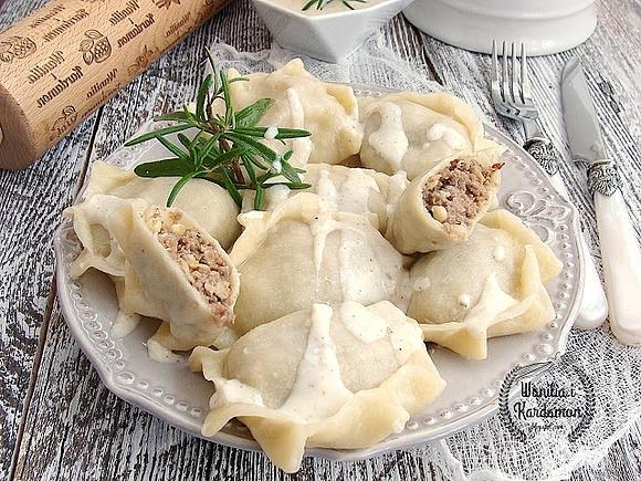 Pierogi wołowe z soczewicą i ziołowym sosem