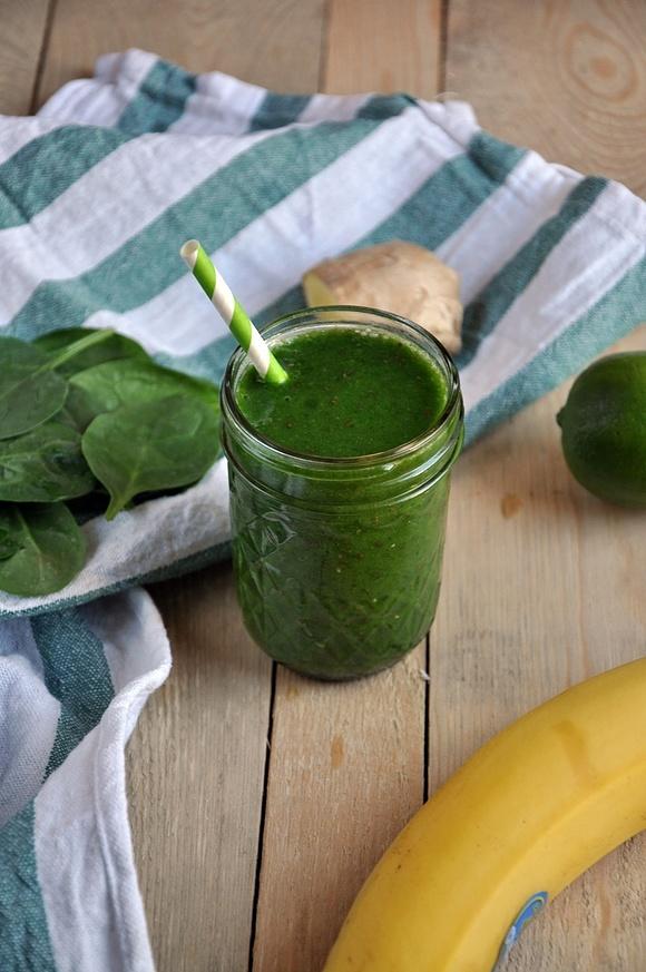 Koktajl ze szpinaku i banana z imbirem, limonką i chia