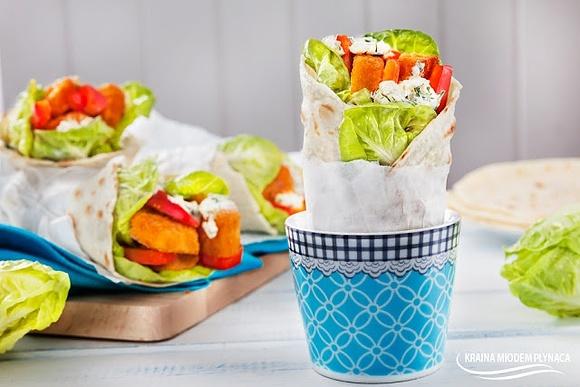 Tortilla z paluszkami rybnymi i sosem tzatziki