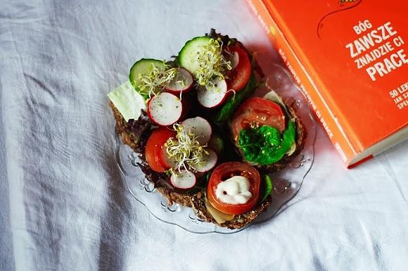 Chleb czystoziarnisty z warzywami i wegańską mozzarellą