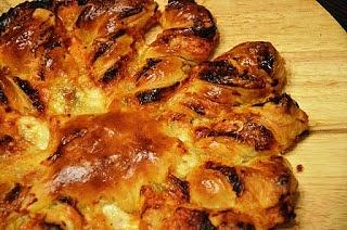 Zakręcona pizza na cieście francuskim z serem żółtym