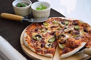 Pizza z kabanosem