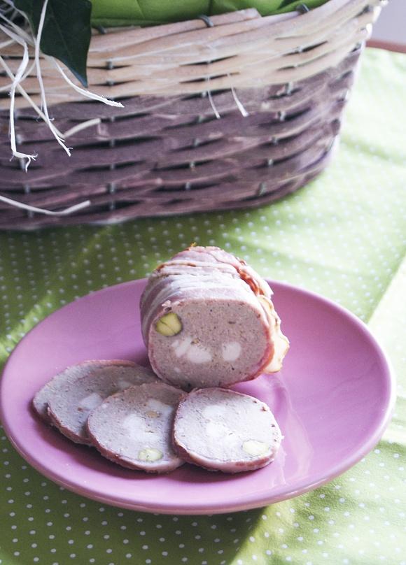Roladka z pasztetem z kaczki z pistacjami i boczkiem