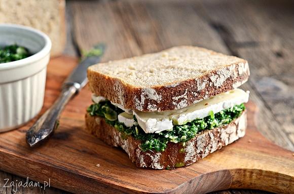 Kanapki z pesto i serem camembert