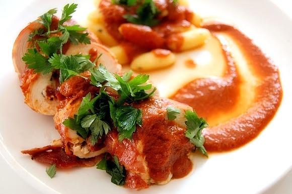 Kurczak nadziewany suszonymi pomidorami i mozzarellą w sosie pomidorowym