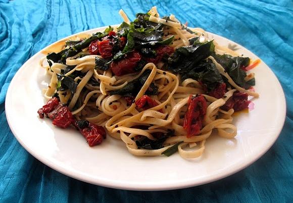 Chow mein z wodorostami i suszonymi pomidorami