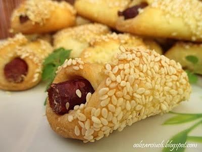 Kabanosy w cieście krucho drożdżowym sezamem
