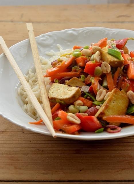 Tofu z warzywami w sosie kokosowym
